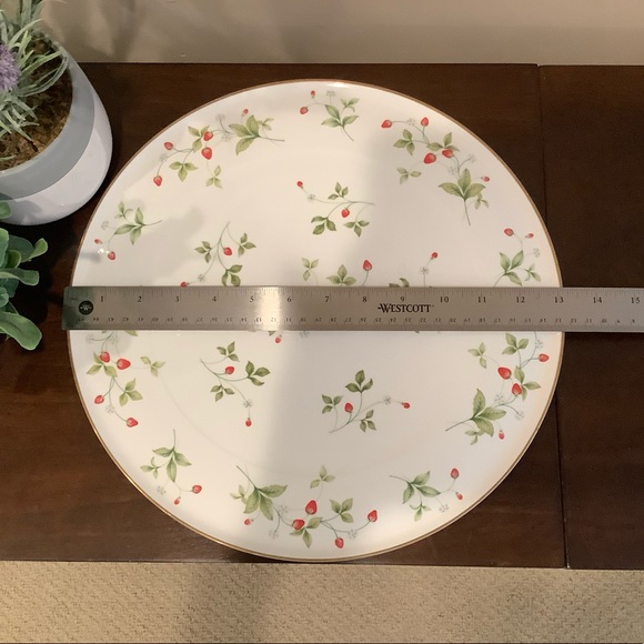 Christopher Stuart Strawberry Field Cake Plate 🍓 - Picture 4 of 7